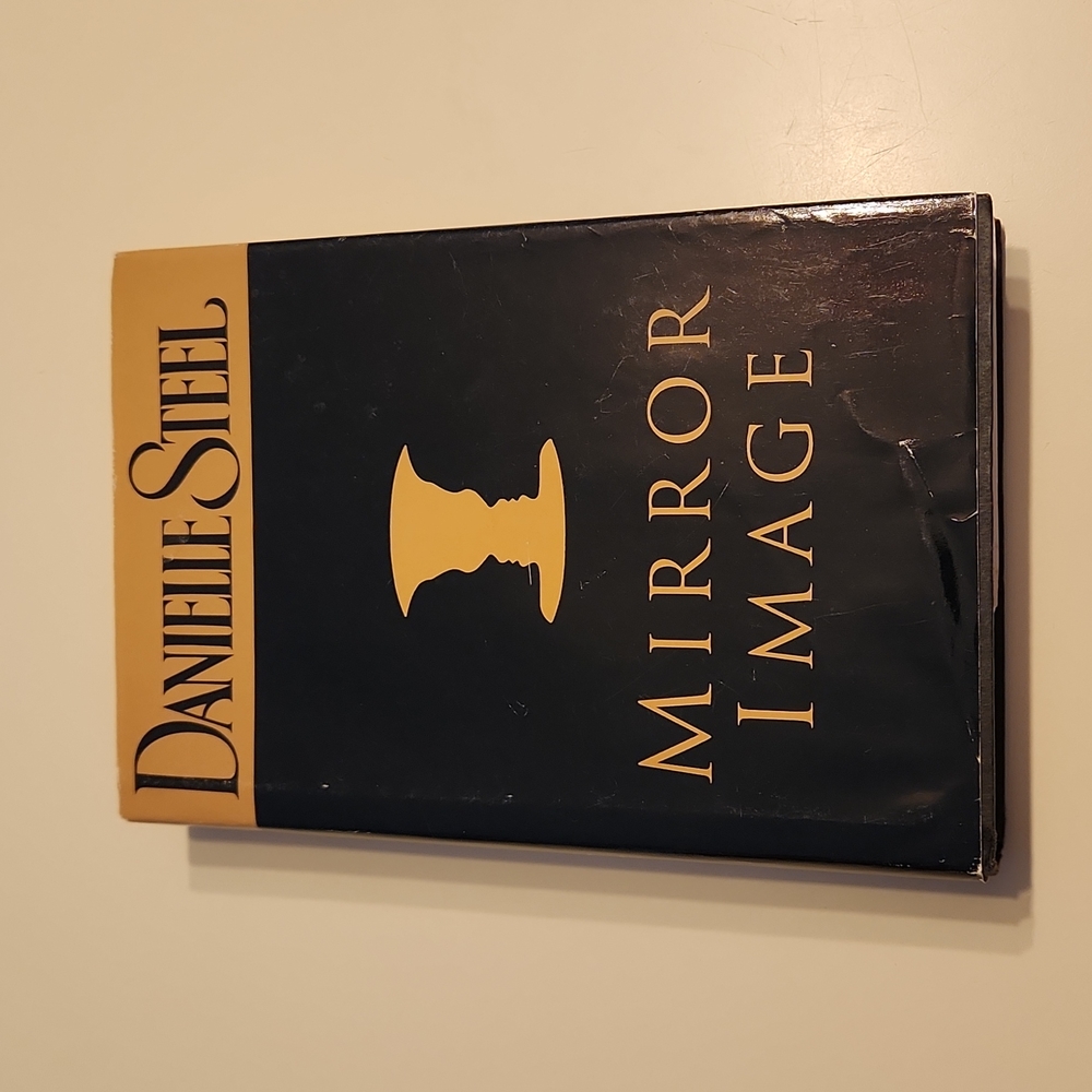 "Mirror Image" by Danielle Steel hardback book😀